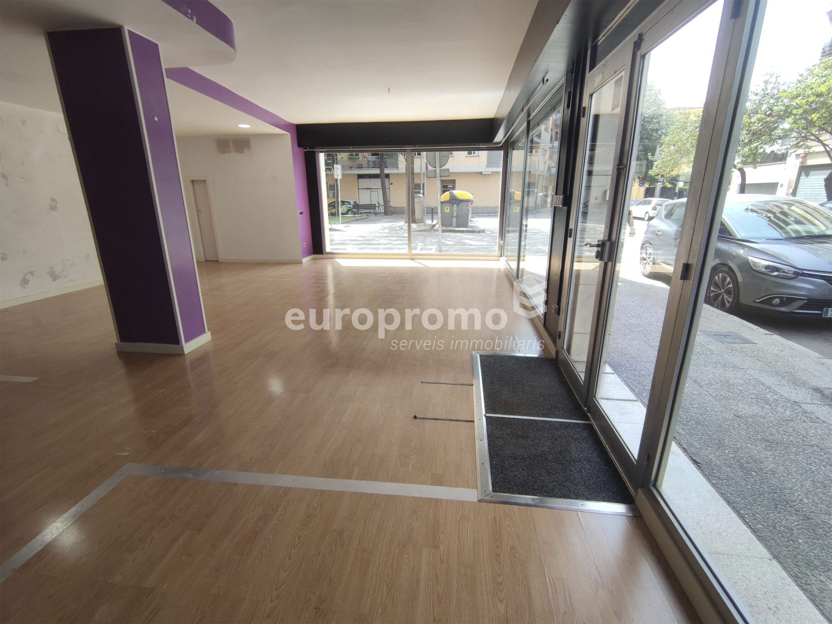 Local esquinero de 76m2 con 14 metros lineales de fachada situado en la zona  en Santa Eugènia